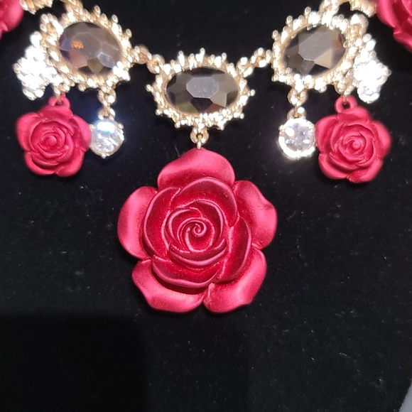 💝NWT Guess Stunning Rose Necklace - Picture 2 of 4